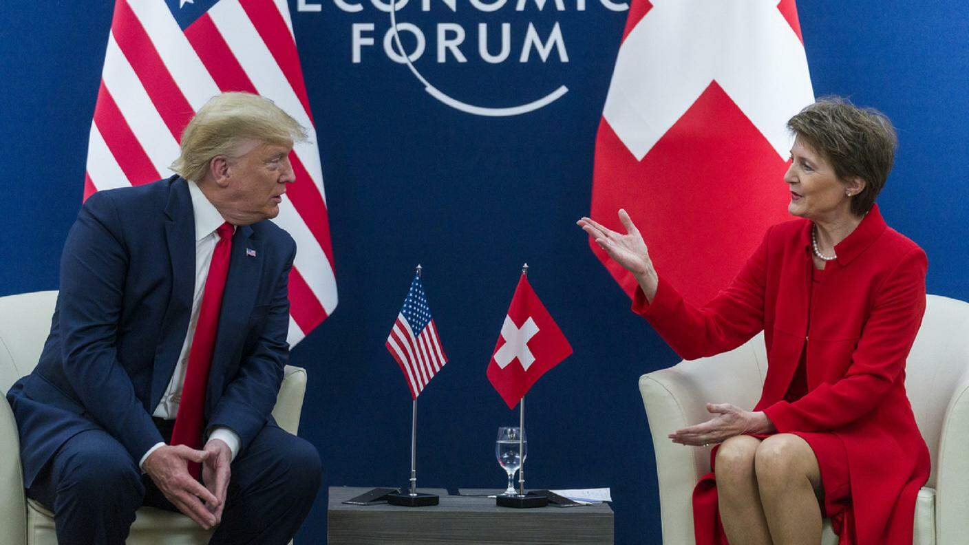 Donald Trump ascolta con attenzione Simonetta Sommaruga a Davos