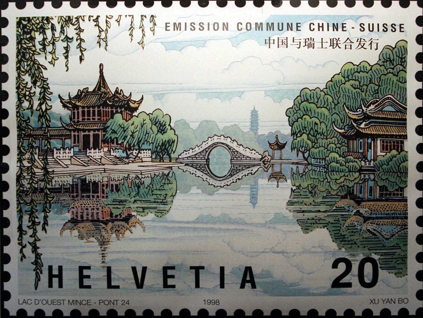 Posta svizzera e cinese hanno stretti legami da lungo tempo come dimostra la serie speciale di francobolli emessa nel 1998 con il ponte sul lago Yangzhou e il castello di Chillon