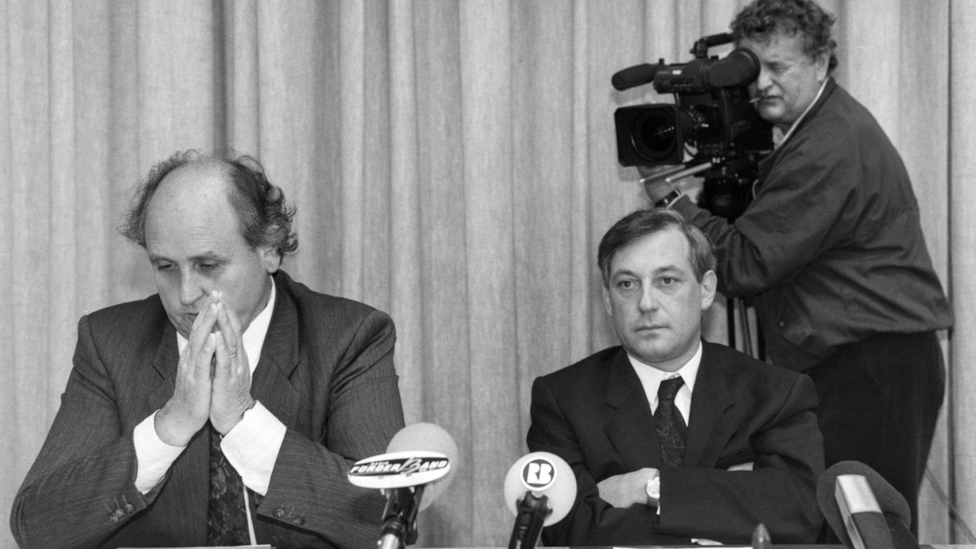 Carobbio, qui accanto all'allora consigliere agli Stati Carlo Schmid, qui in un'immagine del 1990, all'epoca dei lavori della CPI istituita sulla vicenda di P26