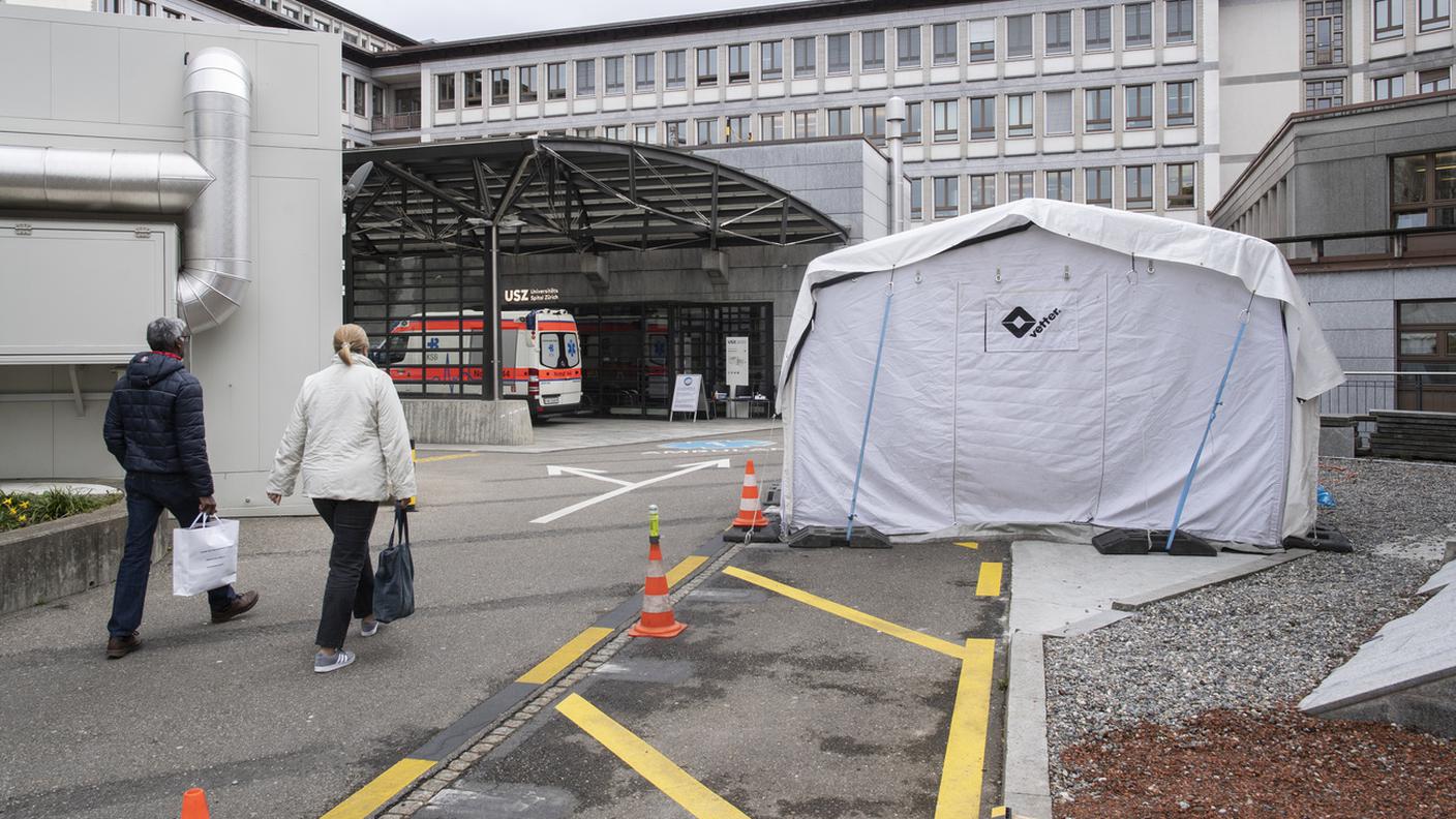 Tende all'ingresso del pronto soccorso dell'ospedale universitario di Zurigo