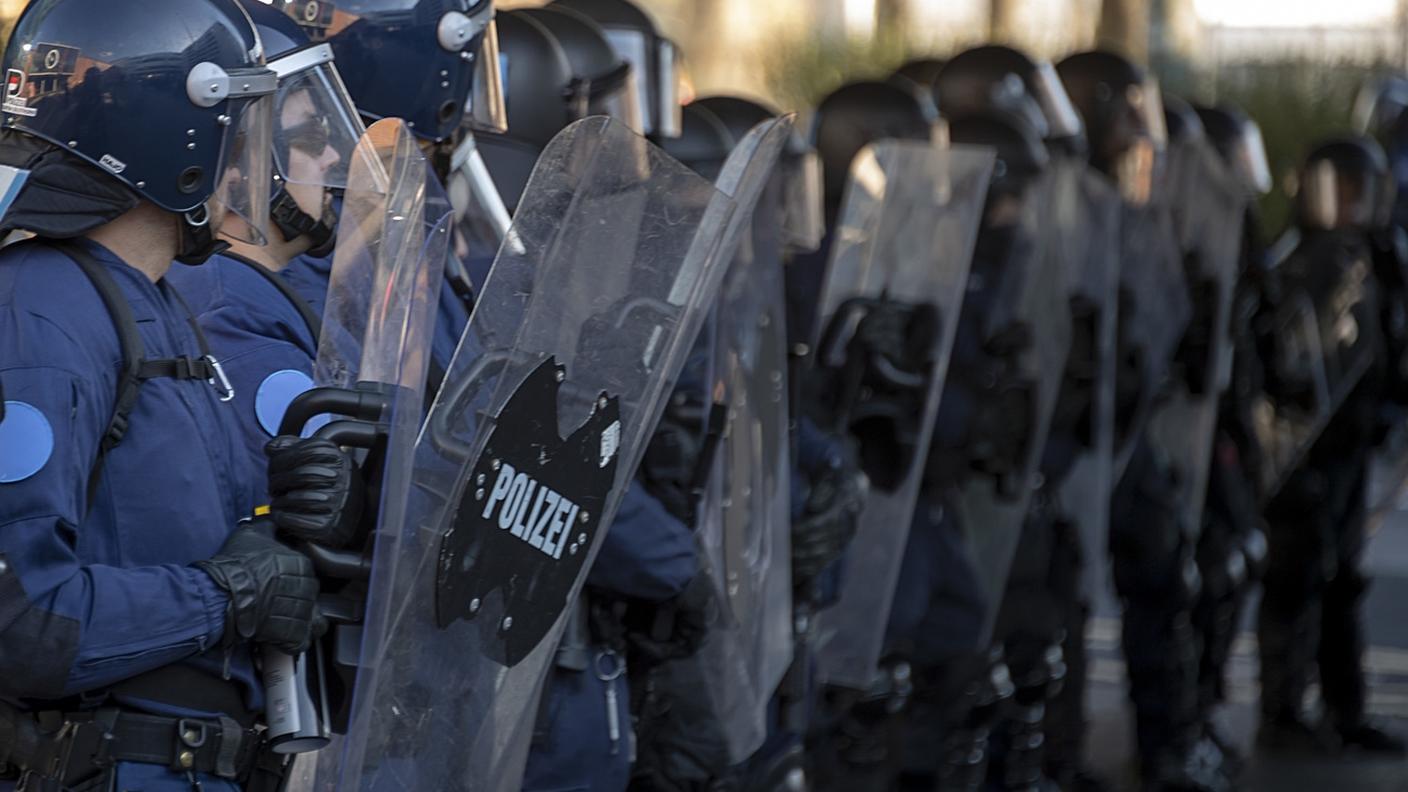 I poliziotti basilesi sono intervenuti con i lacrimogeni per disperdere i dimostranti