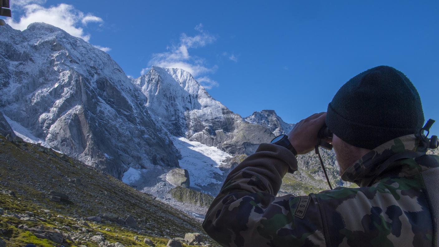 Un militare osserva il Pizzo Cengalo da cui nel 2017 si stacco la frana su Bondo.jpg