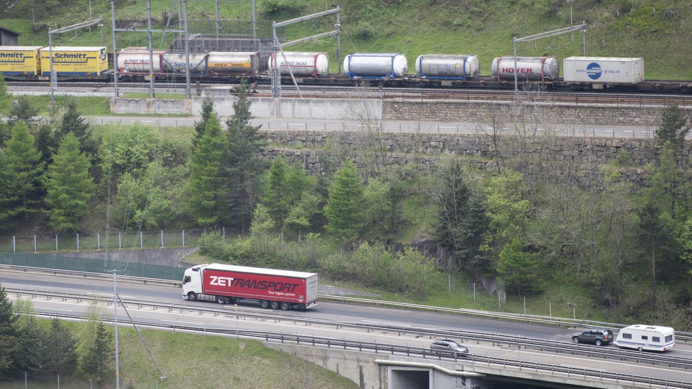 Merci in transito attraverso le Alpi sulla strada e sulla ferrovia