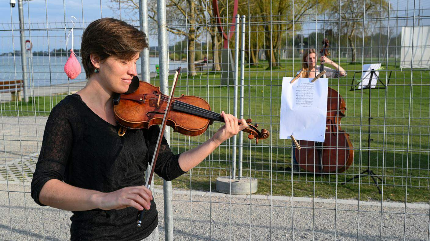 La violinista Clara Scholtes e la contrabbassista Stefania Secci