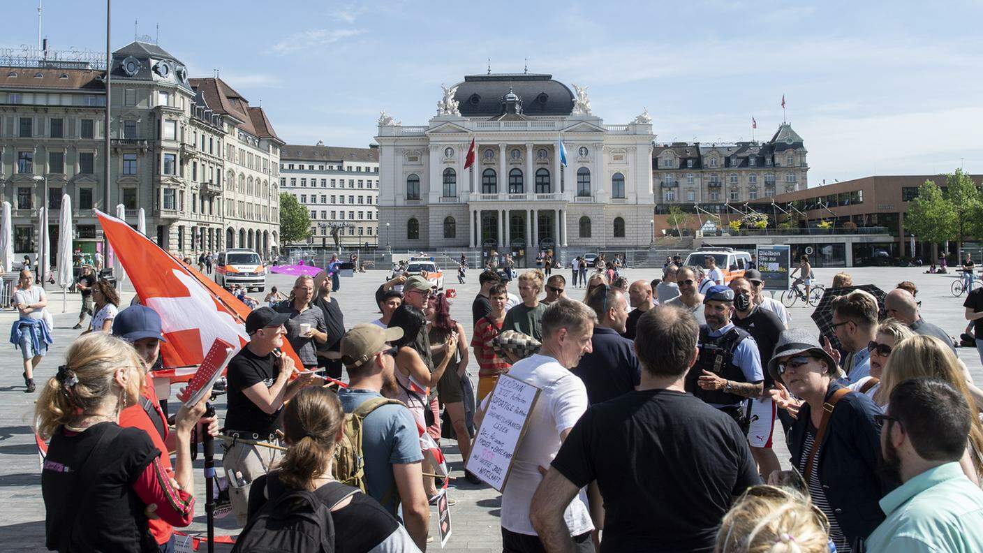 Il raduno del 9 maggio sulla Sechselaeutenplatz per protestare contro le limitazioni alla libertà imposte dal lockdown