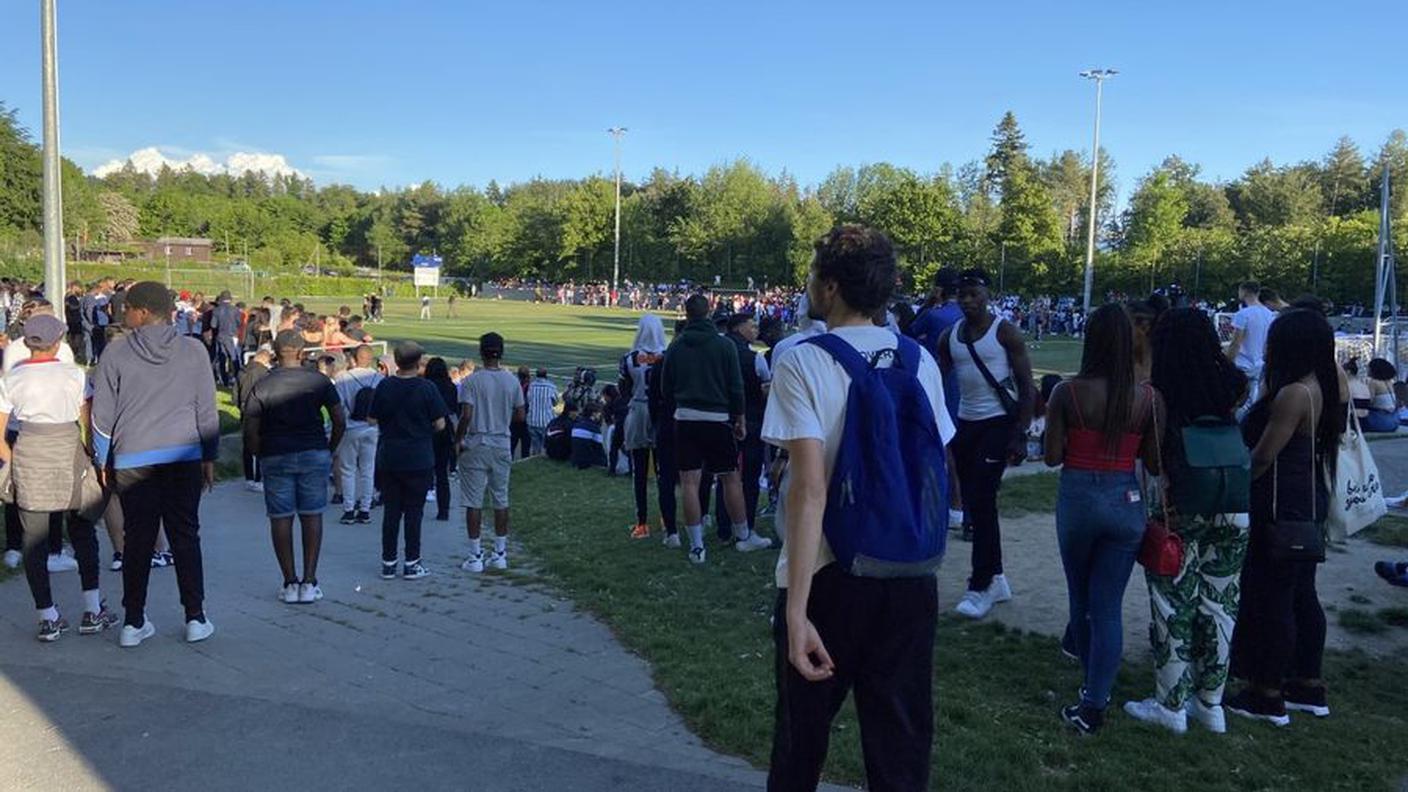Il pubblico presente al centro sportivo di Praz-Séchaud-Les Boveresses dove a fare ambiente c'erano anche musica, petardi e fuochi artificiali