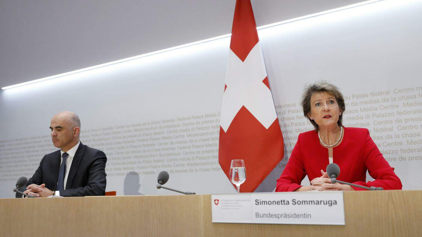 Simonetta Sommaruga e Alain Berset, durante la conferenza stampa indetta oggi a Berna dal Consiglio federale