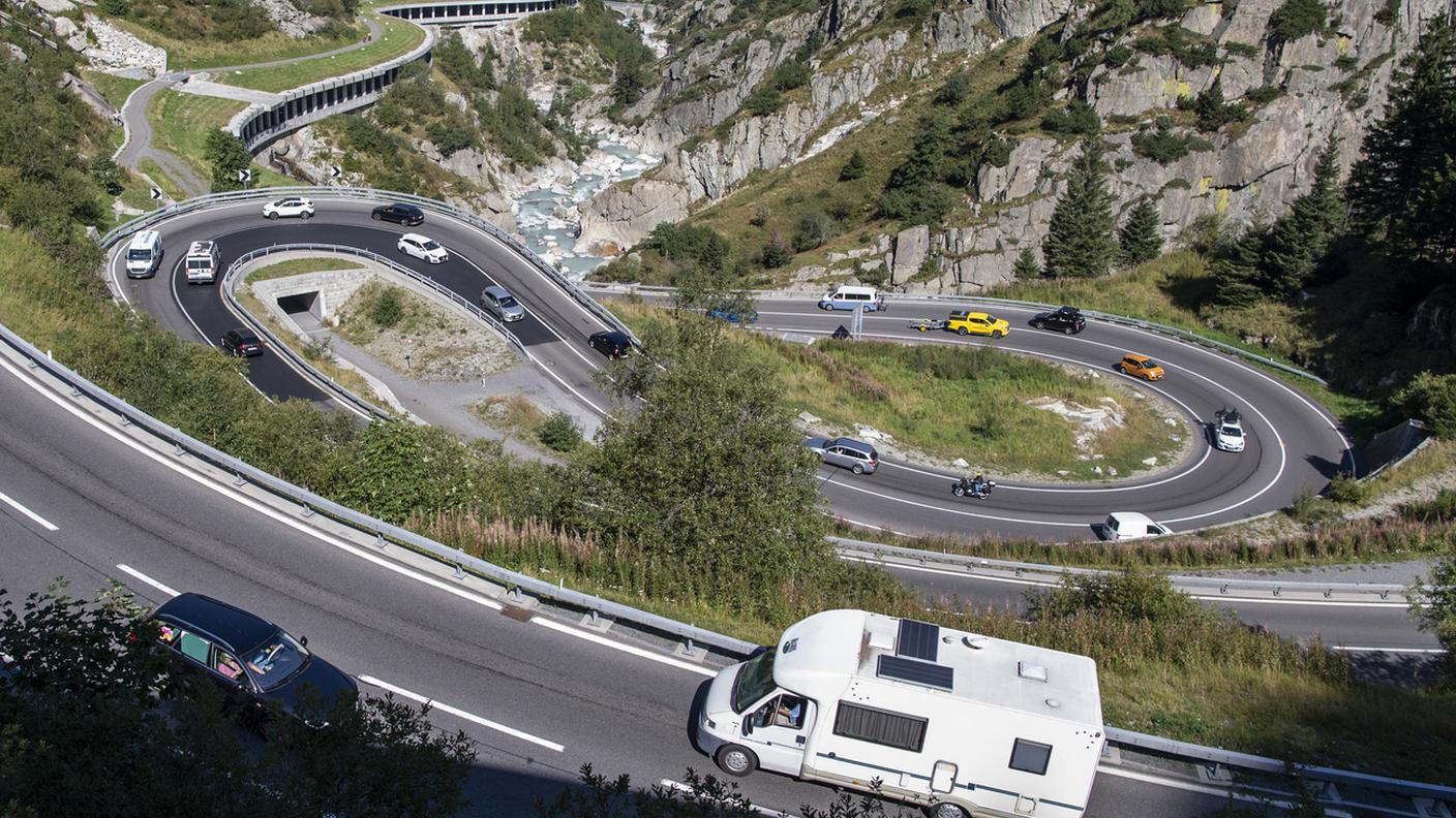 Traffico turistico sul passo del San Gottardo, dalla parte urana.jpg