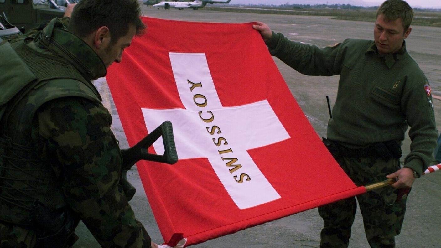 In quest'immagine del novembre del 1999, alcuni dei primi soldati svizzeri dislocati in Kosovo nel quadro della missione Swisscoy