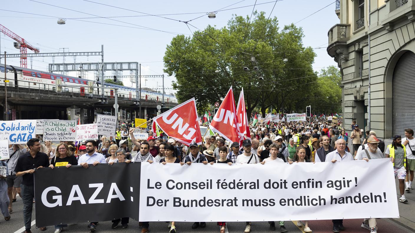 La marcia del corteo con la richiesta al Consiglio federale.jpg
