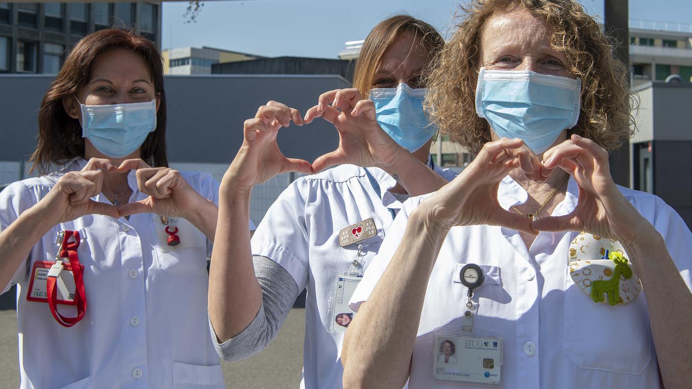 Alcune infermiere dell'Ospedale universitario di Ginevra, qui riprese lo scorso marzo durante la fase più problematica dell'emergenza coronavirus