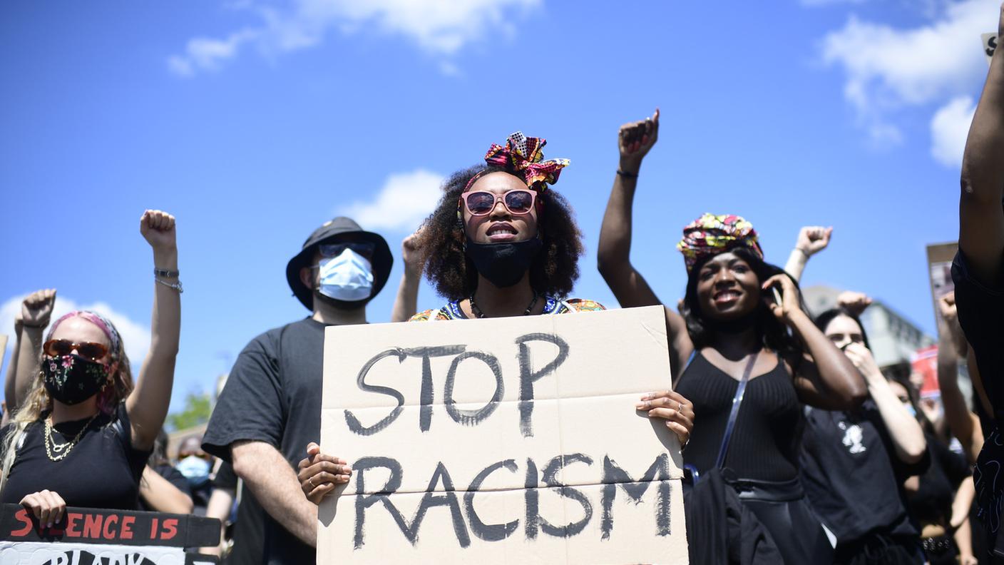 "Stop al razzismo"