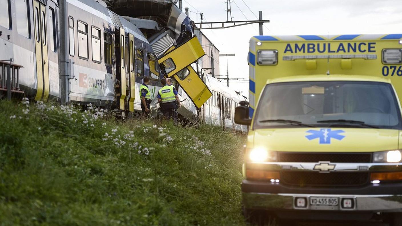 scontro treni vaud, ambulanza ky.JPG