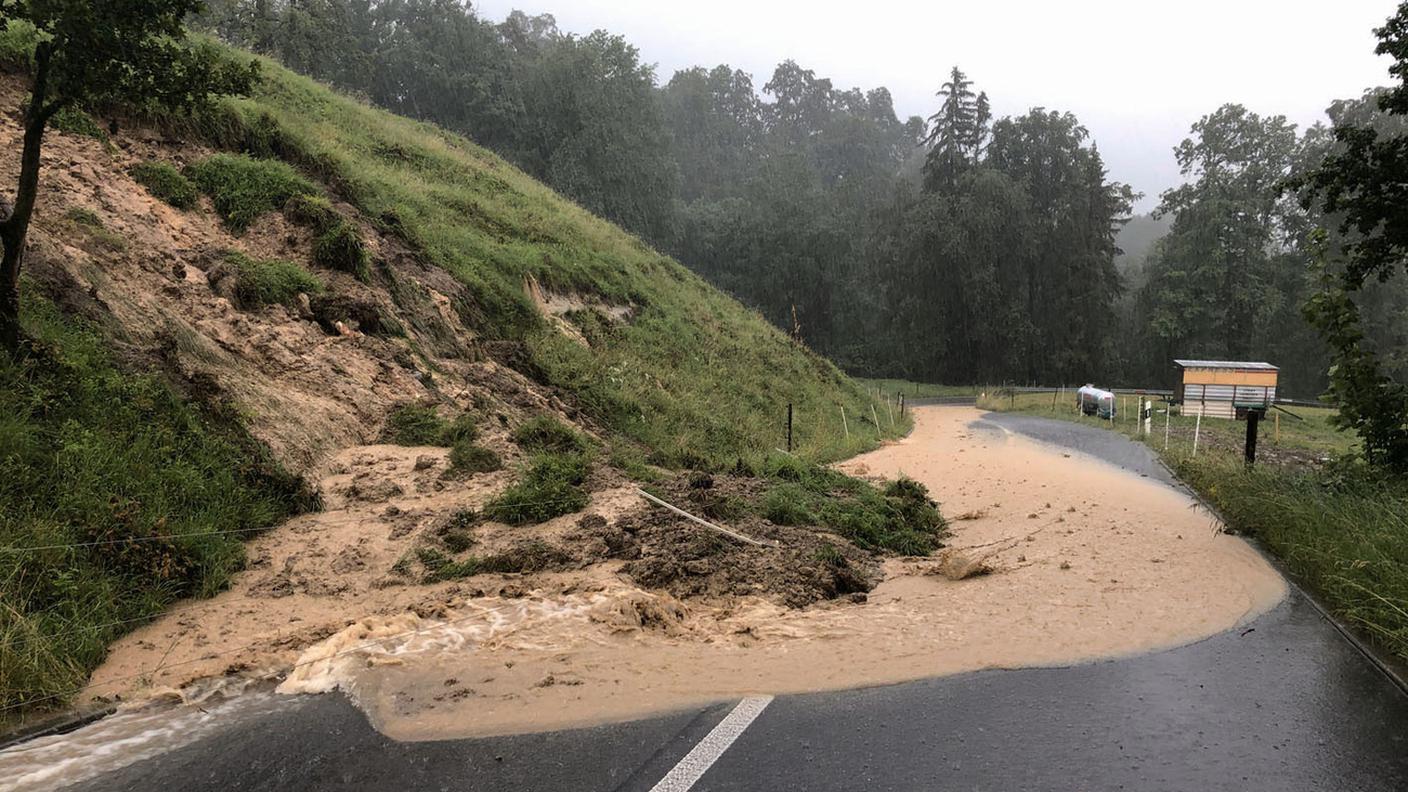 Il terreno ha franato sulla strada nella località di Malters