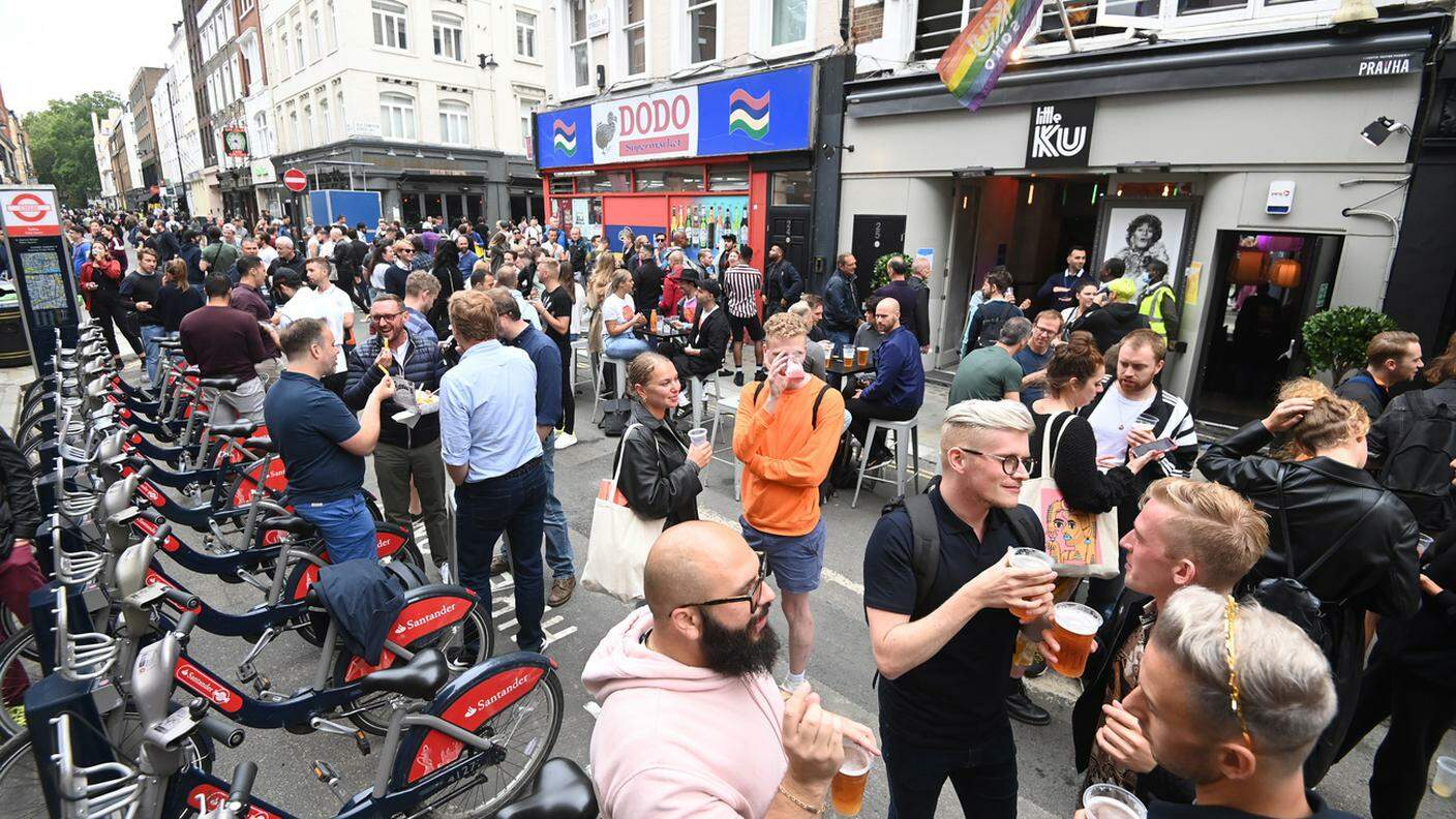 Pub londinesi presi d'assalto senza rispetto delle norme anti Covid-19