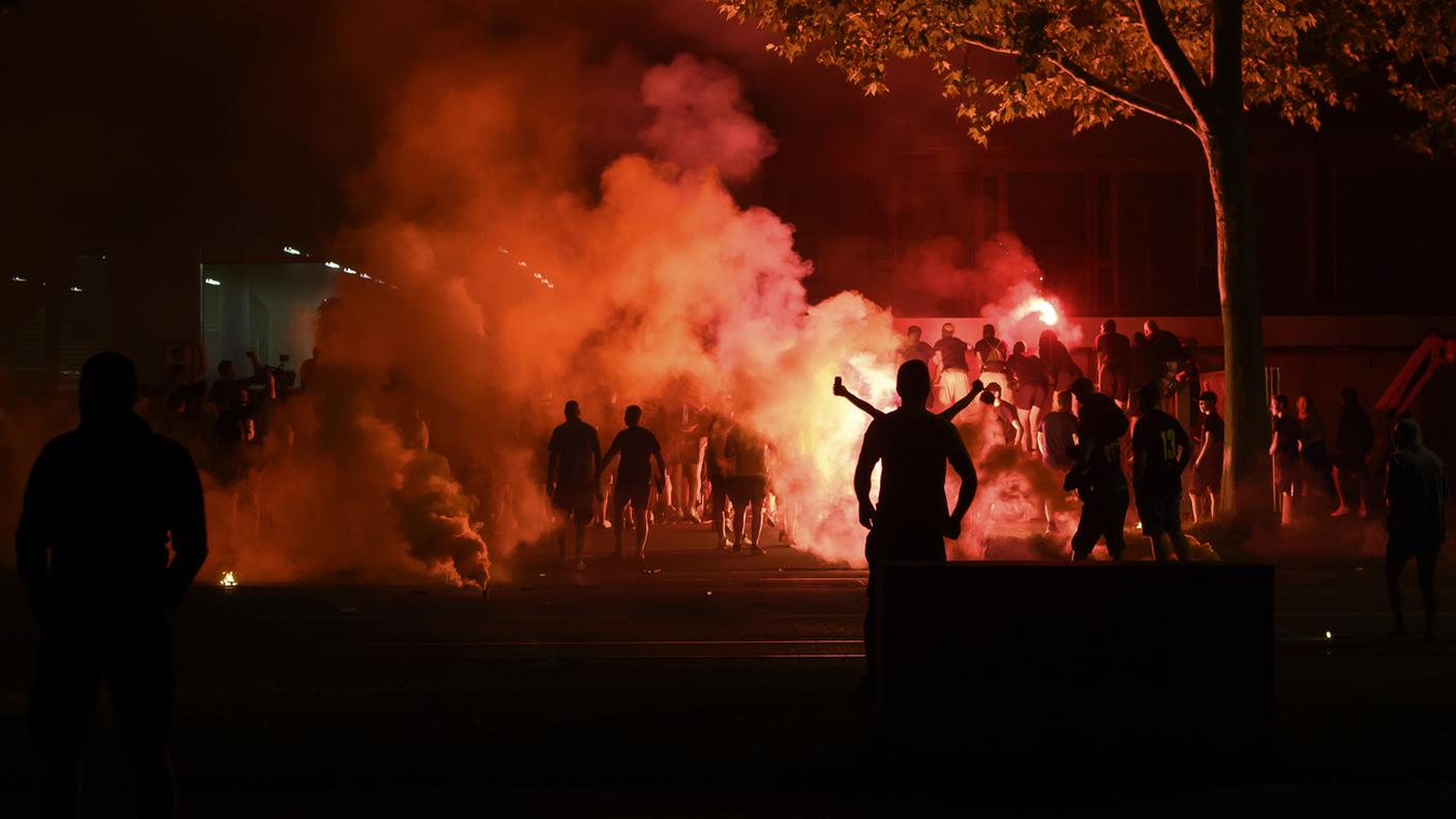Migliaia di tifosi per strada, nonostante i divieti