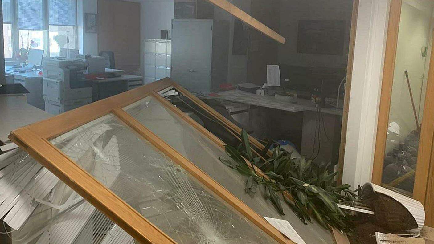 I danni all'interno dell'ambasciata svizzera a 1,2 chilometri in linea d'aria dalla zona dell'esplosione