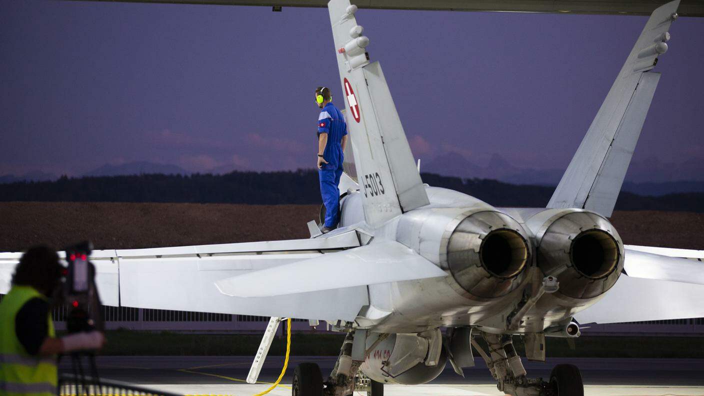 La manutenzione degli F/A-18, introdotti negli anni Novanta, si fa sempre più complessa e costosa