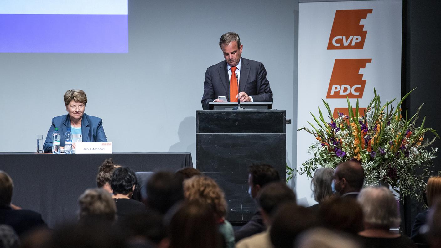 Gerhard Pfister e la consigliera federale Viola Amherd, durante l'assemblea dei delegati odierna del PPD