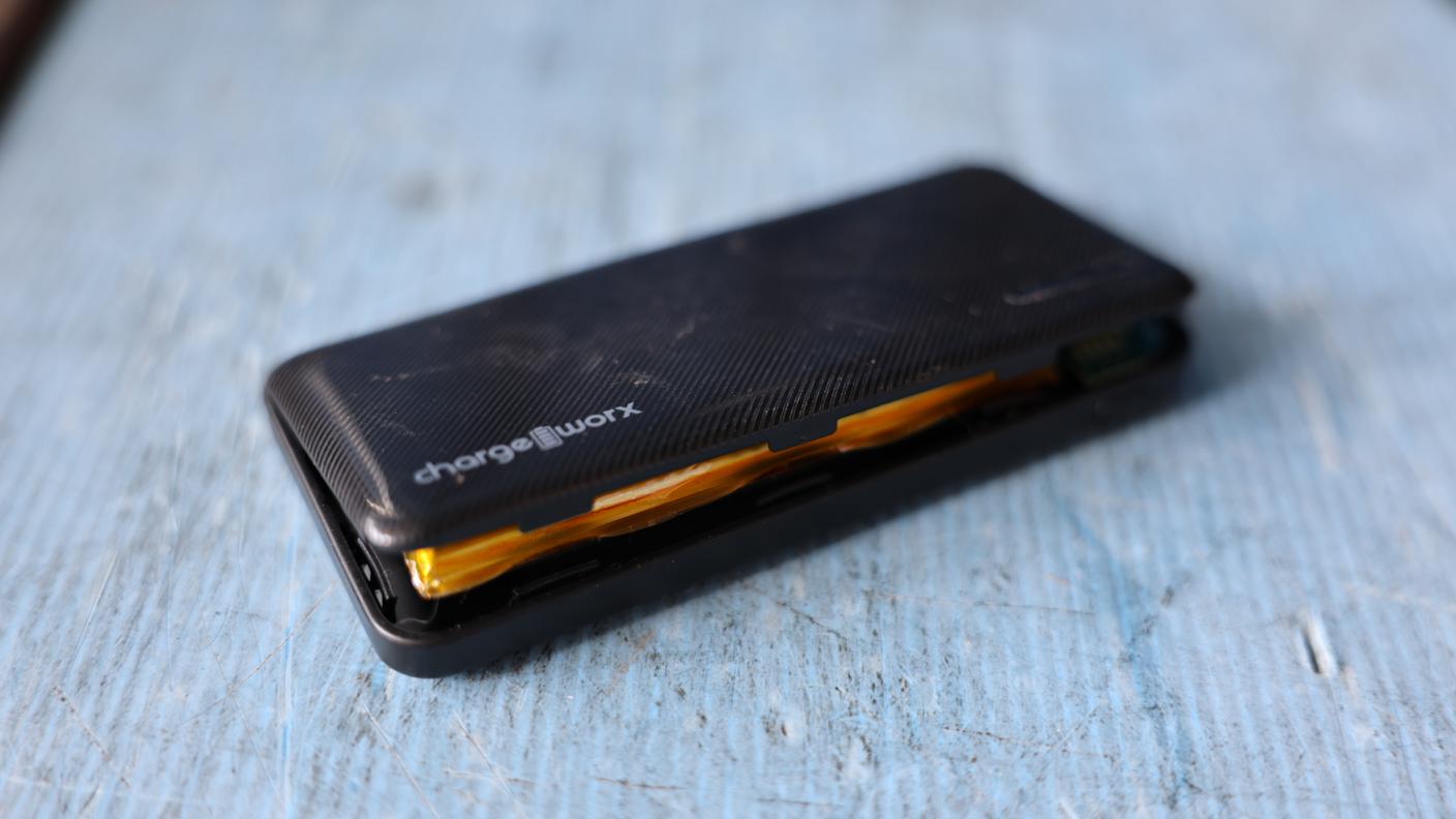 Un powerbank danneggiato