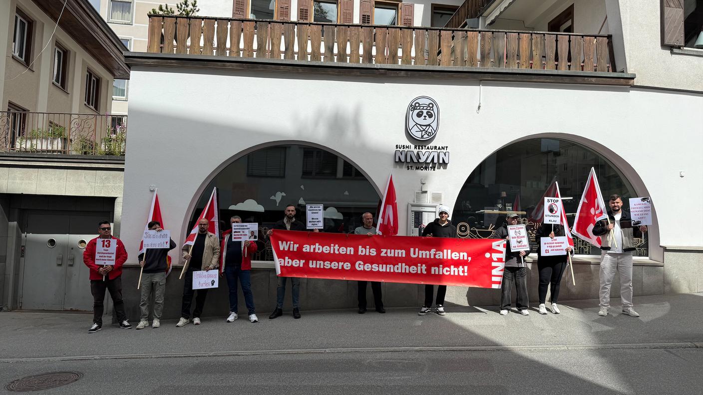 La protesta davanti al ristorante di St. Moritz.jpeg