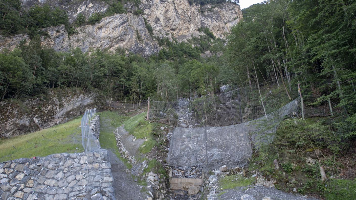 Axenstrasse chiusa anche a giugno per la caduta di alcuni massi