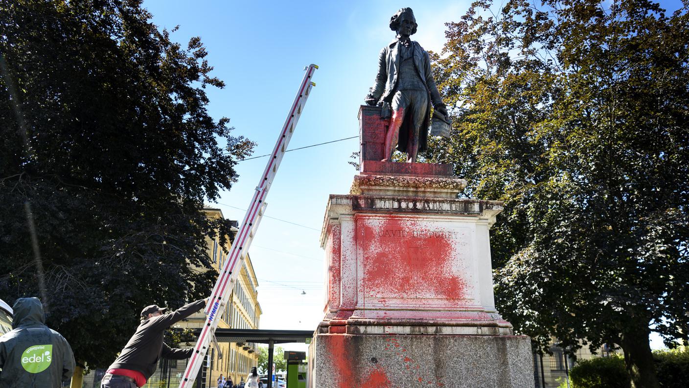 La statua di David De Pury a Neuchâtel, imbrattata lo scorso luglio 