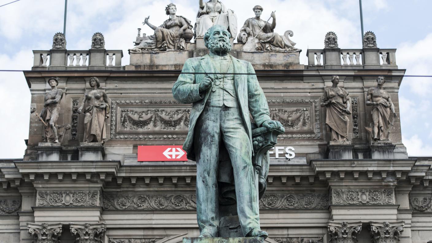 Il monumento ad Alfred Escher alla stazione di Zurigo. Un ampio dibattito è ora sorto sui legami fra la sua famiglia, il mondo coloniale e la schiavitù 