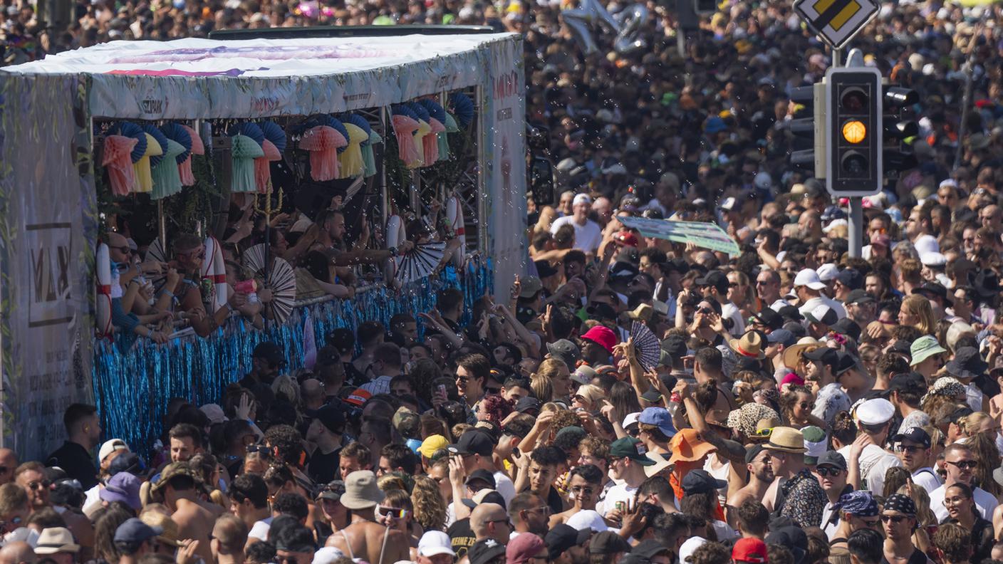 Zurigo invasa dai partecipanti alla Street Parade
