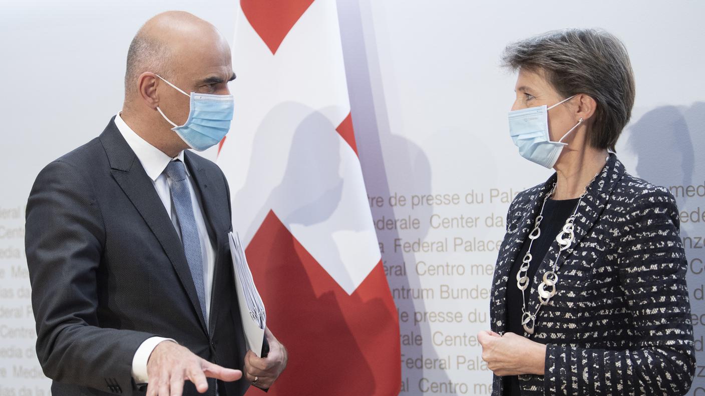 Simonetta Sommaruga e Alain Berset poco prima della conferenza stampa a Berna dopo la seduta straordinaria dell'Esecutivo
