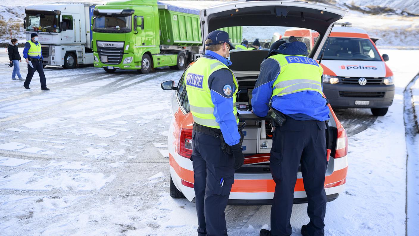 Controlli sui mezzi pesanti sulla strada del Sempione