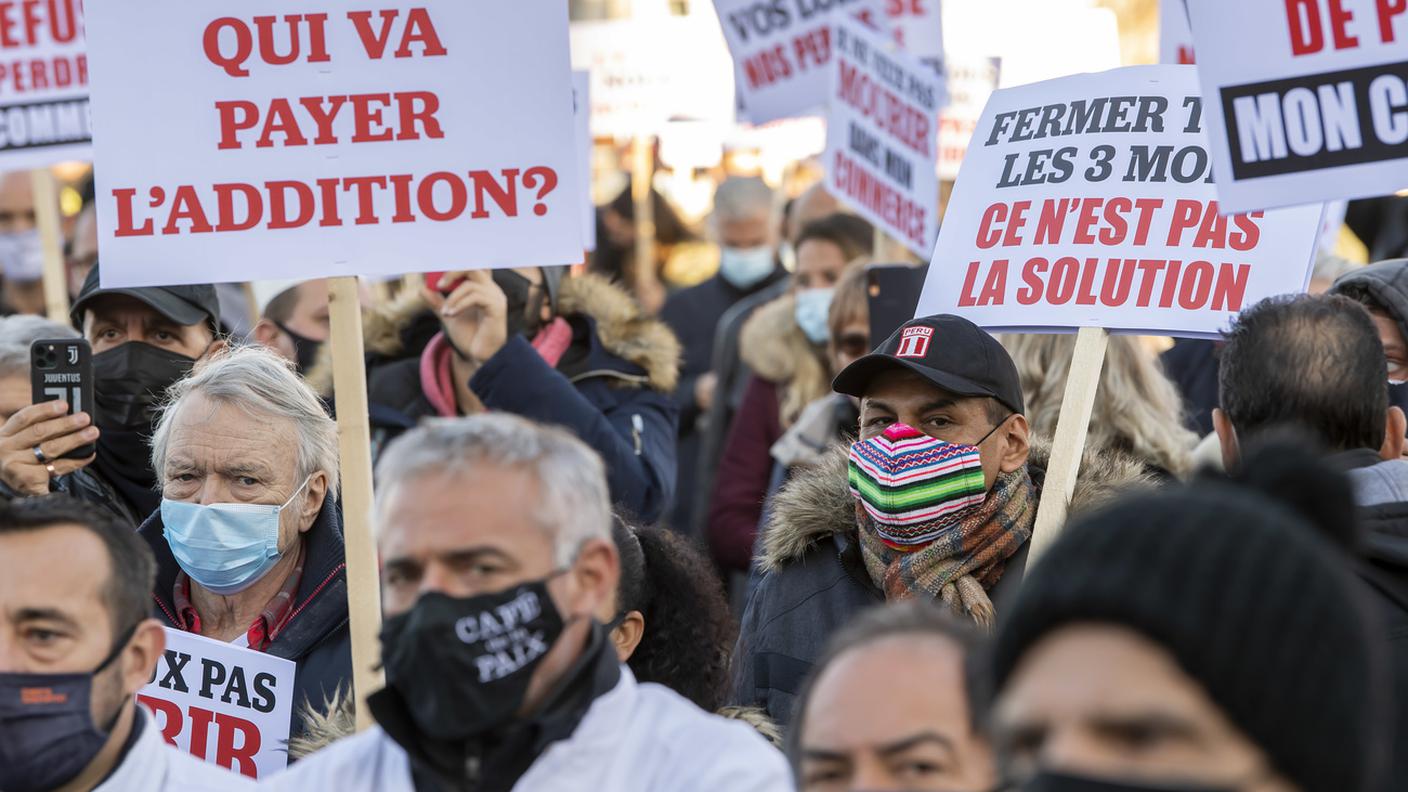 I gerenti degli esercizi pubblici in piazza per tornare a lavorare