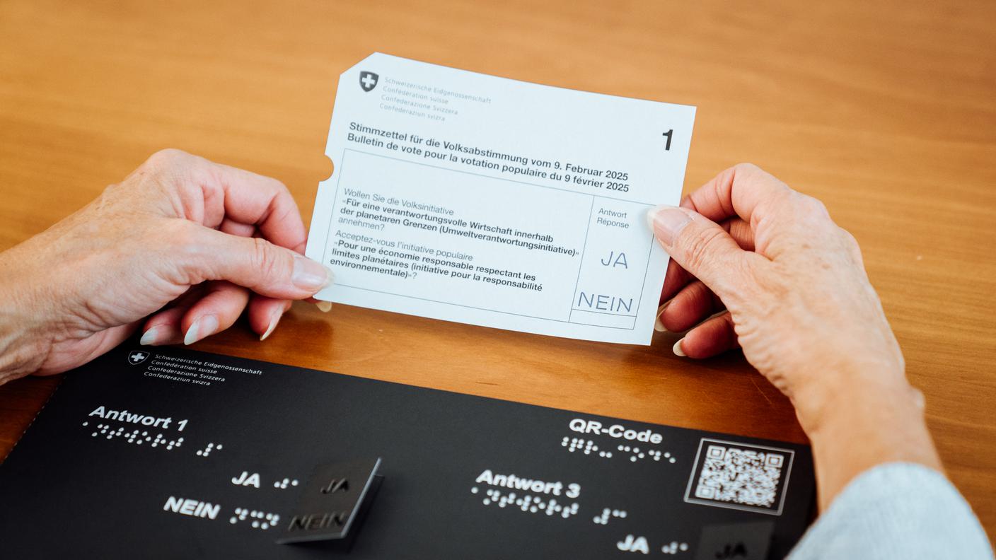 La scheda di voto compilata con la mascherina