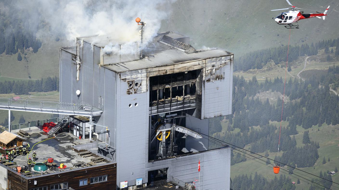 L'albergo distrutto durante le operazioni di spegnimento.jpg