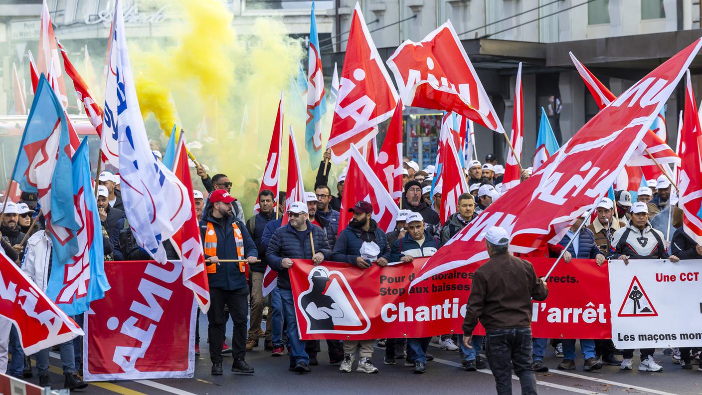 Un momento della protesta per l'ottenimento di salari più alti