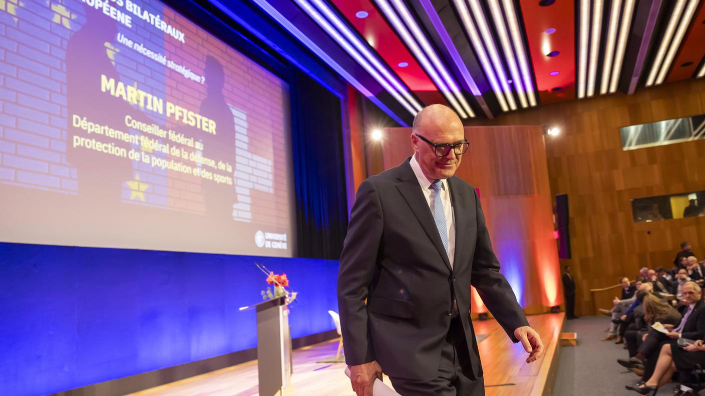 Il consigliere federale mentre lascia il palco, dove poi è tornato per riprendere la parola dopo 25 minuti d'interruzione