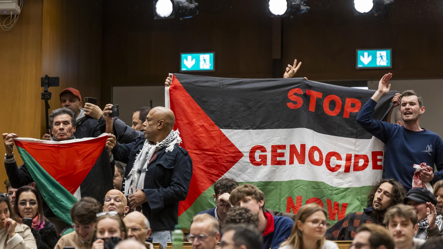 I manifestanti all'interno dell'auditorio