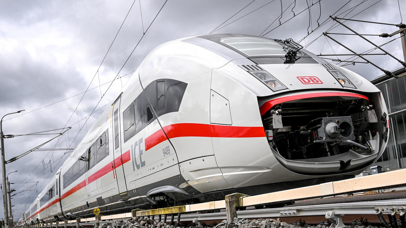 Foto d'archivio: l'Intercity-Express ICE 4 per l'alta velocità su un binario del circuito di prova Siemens Mobility a Wegberg