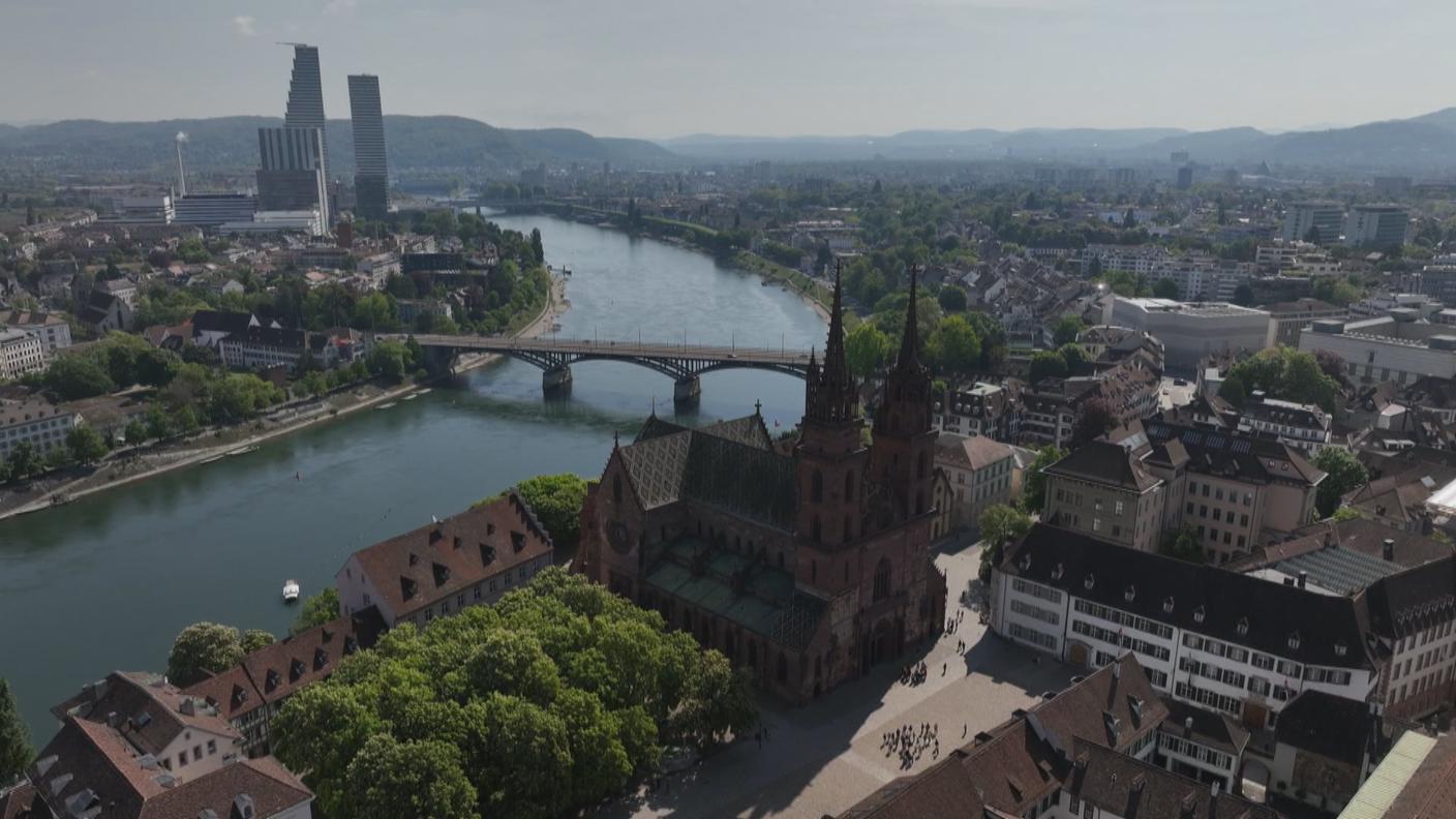 Basilea attraversata dal Reno: su una sponda il centro storico con la Cattedrale, sull'altra la modernità dei grattacieli