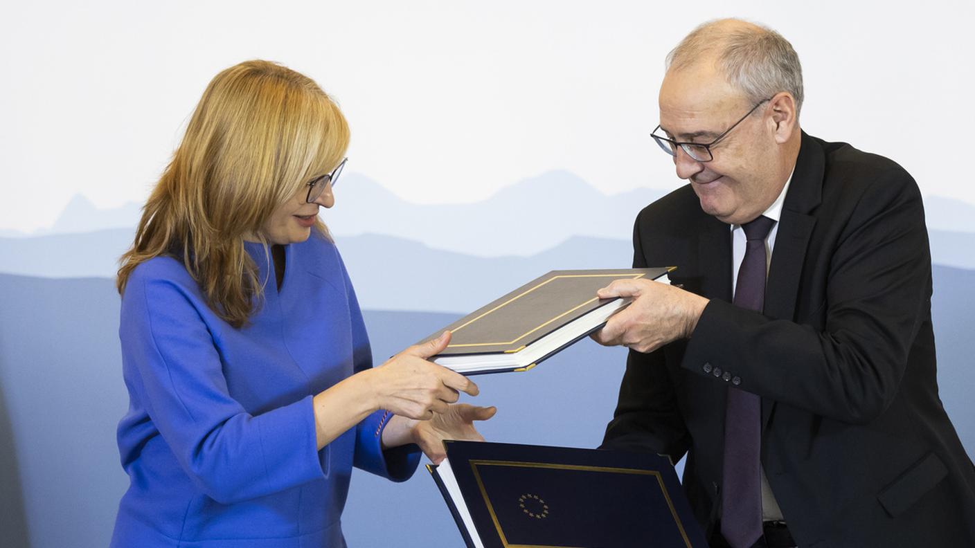 Cerimonia della firma a Berna: a sinistra la commissaria europea Ekaterina Zaharieva, a destra il consigliere federale Guy Parmelin