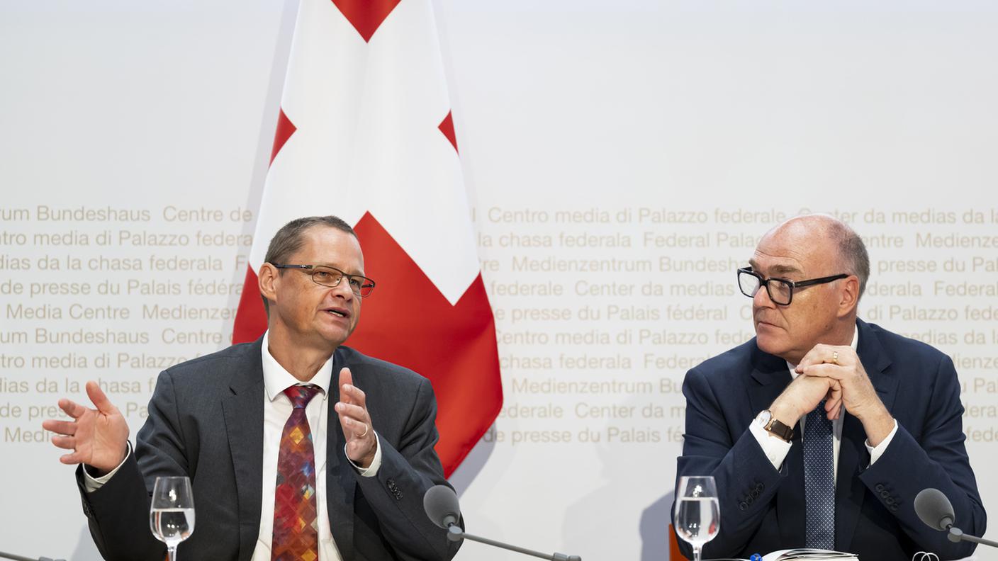 Il capo dell'armamento Urs Loher e il consigliere federale Martin Pfister