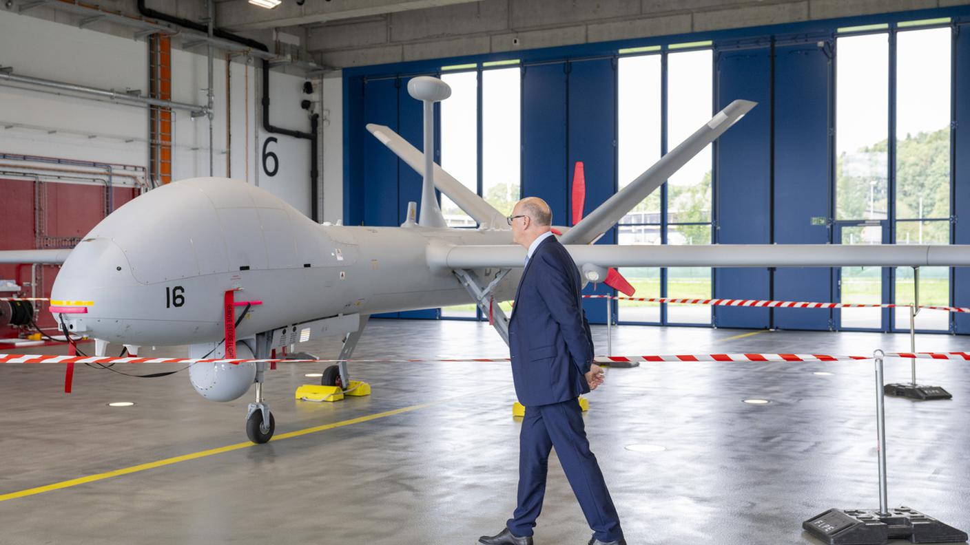 Martin Pfister con uno dei droni della Elbit