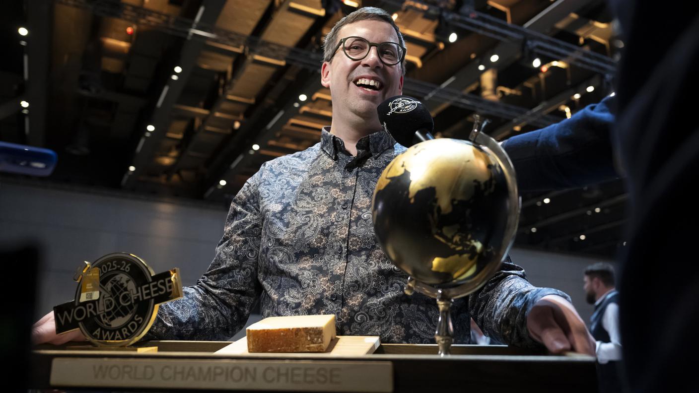 Il vincitore Pius Hitz con il suo formaggio