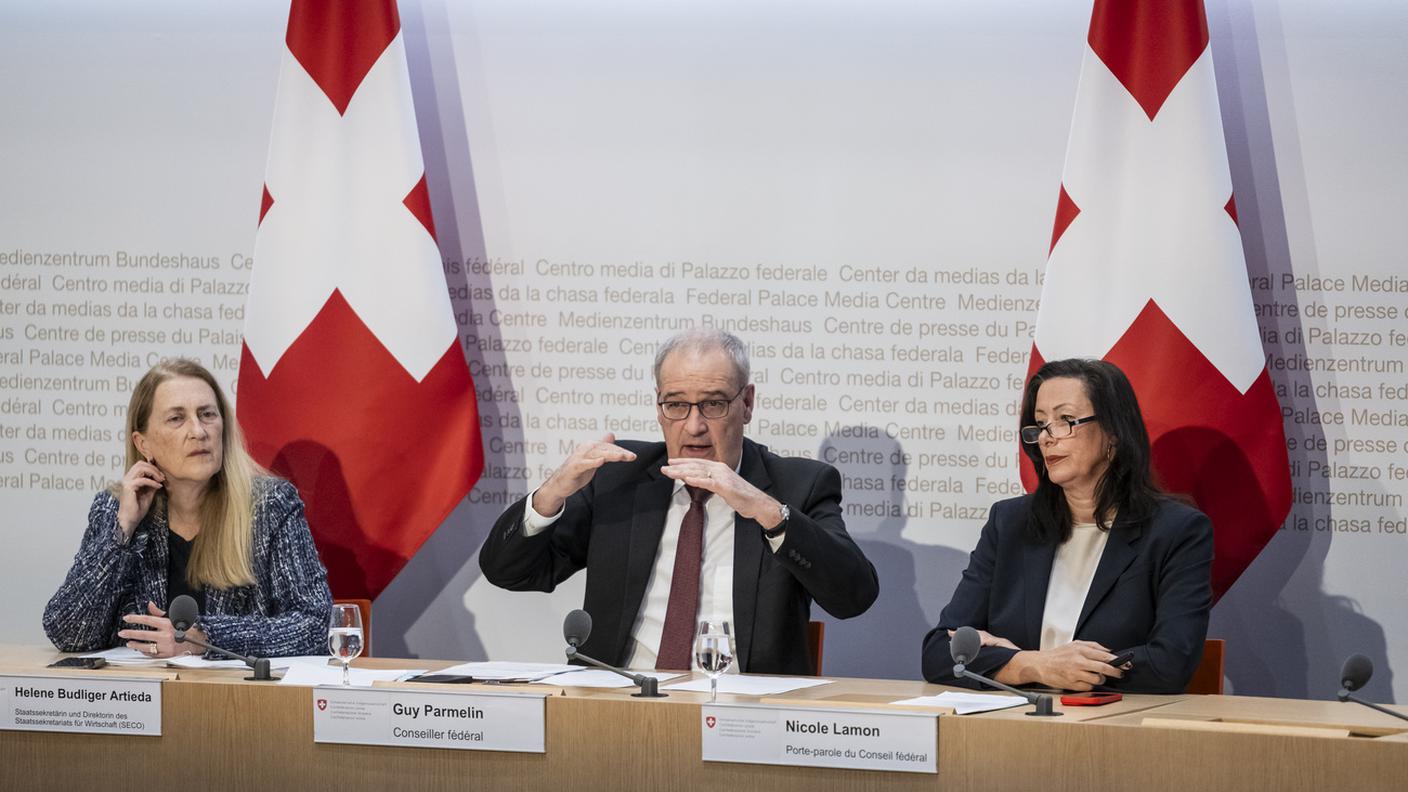 Helene Budliger Artieda, segretaria di Stato dell'economia, il consigliere federale Guy Parmelin e la vicecancelliera e portavoce del governo Nicole Lamon