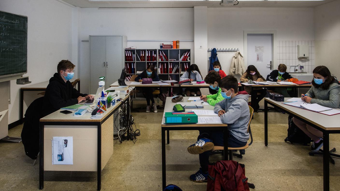 Docenti e allievi in mascherina