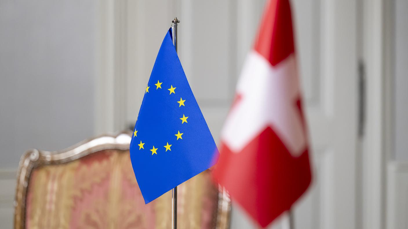 La bandiera europea e, sullo sfondo, quella svizzera