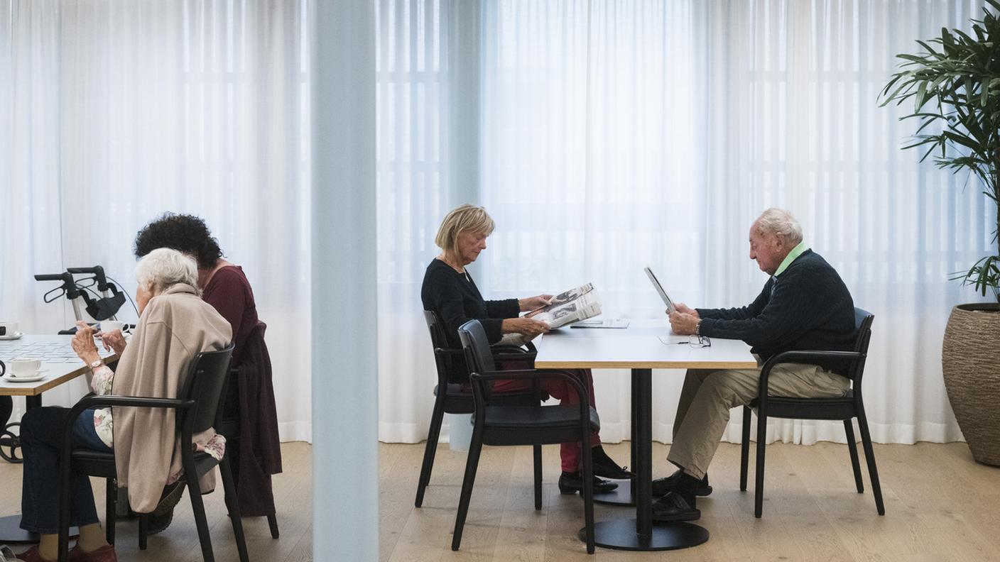 Foto scattata il 1° novembre 2021 nella comunità per malati di demenza «Hoefli» del centro di competenza per la qualità della vita «Schoenbuehl» a Herblingen, vicino a Schauffhausen