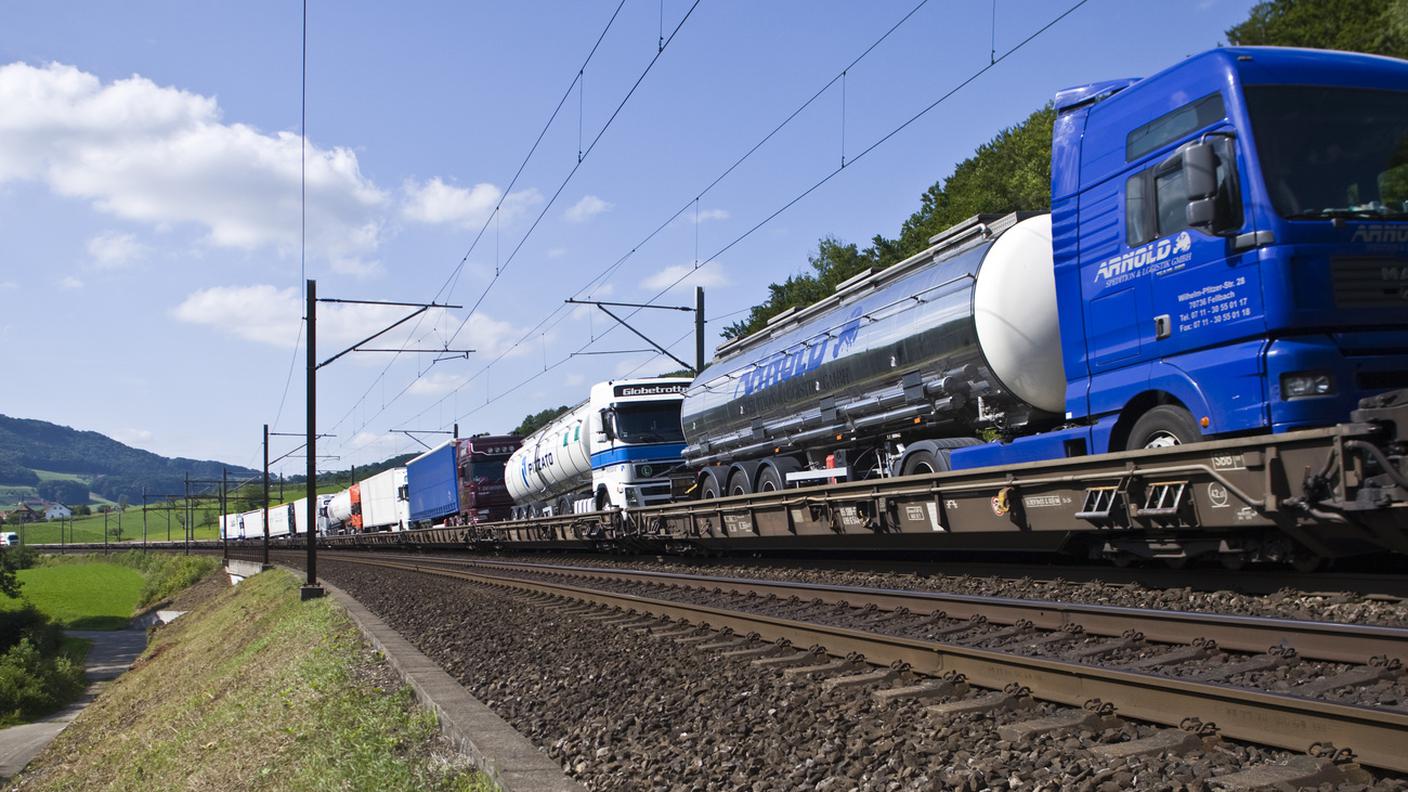 Il Consiglio federale vuole rilanciare il trasferimento degli autocarri sui treni attraverso le Alpi