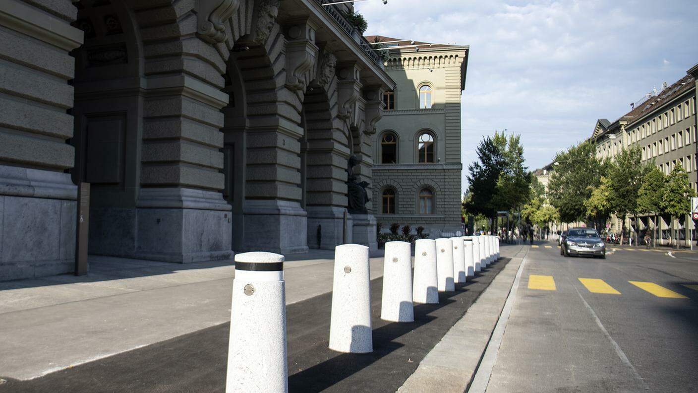 Granito ticinese protegge l'ingresso principale da possibili attentati