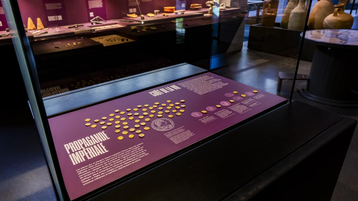 Foto d'archivio. Una teca con monete d'oro al Museo romano di Losanna-Vidy